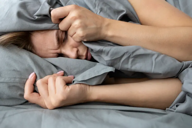 problemas dormir humedad moho